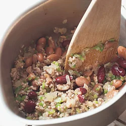 ミックスビーンズは炒め合わせながら木べらで粗く潰し、食べやすくする。