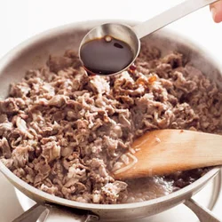 牛肉は煮るとアクが出やすいので、除いてからしょうゆを加えて味つけする。