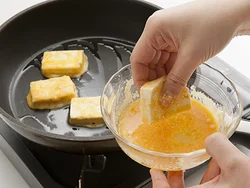 卵液がすぐ固まるので、火を止めてから豆腐を並べ入れる