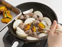 かぼちゃは焼いてから煮汁に入れるとくずれず、短時間で煮える