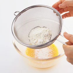 粉は少量でもだまになりやすいため、ざるでふるい入れて。