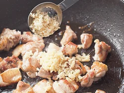 しょうが、にんにくは焦げやすいので、とり肉に焼き色がついてから時間差で加える。