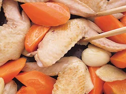 手羽先と野菜は、にんにく、しょうがと一緒に炒めて香りづけをする。