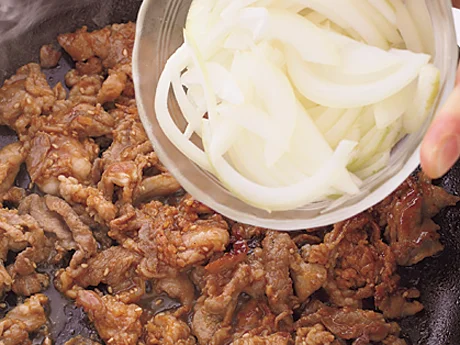 豚肉を焼きつけ、脂が出てから野菜を加えて炒めると、肉のうまみが野菜にしみておいしくなる。