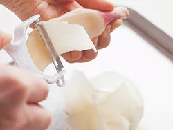 新しょうがは皮むき器でスライスすれば、食べごたえのある具に。水にさらすとより食べやすい。