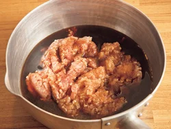 水分を加えることで、肉のしまり過ぎを防ぎしっとり仕上がる。加熱してからだとしみこみにくいので最初に加えて。