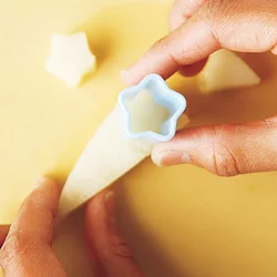 フルーツは、型よりも少し大きめの幅に切ってから型で抜くと抜きやすい。軽く押すようにして抜いて。