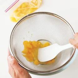 黄桃は手でもんで繊維をこわしてから、ざるでこすとこしやすい。