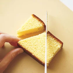 カステラの長い辺を底辺にした二等辺三角形に切り分ける。