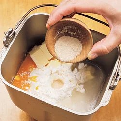 メロンコースは食パンコースよりも練り時間が短いので、ドライイーストの混ざりがよくなるよう最初からケースに入れて。