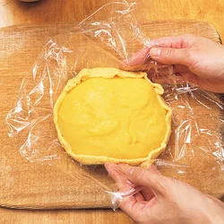 クッキー生地でパン生地を包んでから焼き上げることで、食パン型の下のほうまでクッキー生地がきておいしくなる。