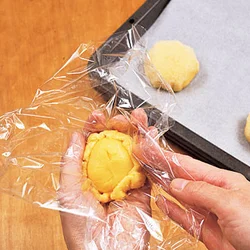クッキー生地を包むようにしてパン生地につける。丸く整えてからグラニュー糖をまぶして。