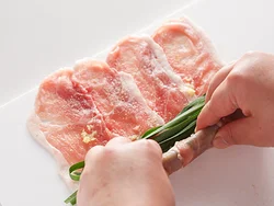 にらは手前に広げて置いて、きつめに巻くときれいに仕上がる