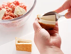 厚揚げは切り目の両側からスプーンを入れて豆腐をくりぬき、肉だねを詰めやすくする