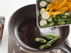 肉を炒めたあとの油で野菜を炒めることで、肉の風味やうまみを野菜に移す