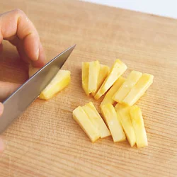 繊維に沿って食べやすく棒状にカットする。パインの食感はそのまま。