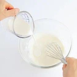 生クリームは分離しないように、少量ずつ分けて加え、そのつど混ぜる。
