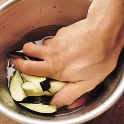 なすは塩もみしてしっとりとした食感に。塩水にひたしてもむと塩がまんべんなくまわる。