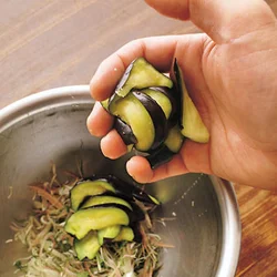 なすは色が悪くなりやすいので、香味野菜は下準備しておき、塩もみしたらすぐにあえる。