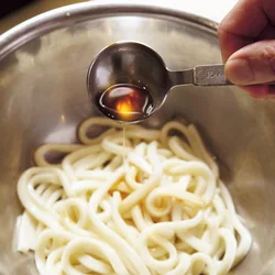 うどんにごま油としょうゆをあえると、食べるときに豚にらとの一体感が出る。