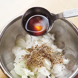 薬味は、ねぎにごまと、ごま油を加えて混ぜたものを用意。そばにあえて食べると簡単あえ麺に。