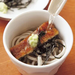 最後は、刻みのりとわさびをのせ、だし汁を注いであったか麺で