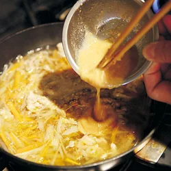 みそは少量の煮汁で溶いて加える。普通の豚汁より、やや多めのみそを加えると、麺によく合う。