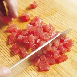 まぐろは包丁でねぎとろくらいにしっかりたたくと、麺によくからんでおいしい。