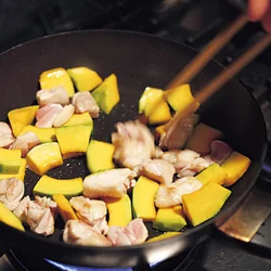 フライパンでかぼちゃに焼き色がつくまで炒めてから、だし汁とめんつゆを注いで煮る。
