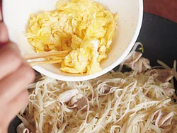 卵は半熟状に焼いていったん取り出し、最後に戻し入れると、ふんわりした状態が保てる。