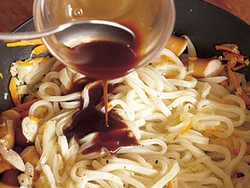 水っぽくならないように、ソースは最後に加える。野菜のうまみが強い中濃ソースを使い、味に奥行きを出して。