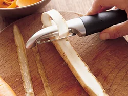 皮むき器で薄く長く削ることで、揚げ時間も時短になり、野菜どうしがからむので、しっかり形づくらなくても丸く揚がる。