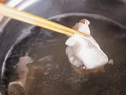麺をゆでた湯を捨てずにとっておき、そのまま豚肉をゆでれば時短に。
