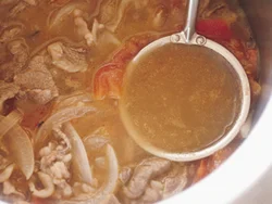 牛肉はアクが出やすいので、除きながら煮る。トマトもうまみの強い野菜なので、一緒に煮るといいスープに。