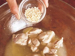 とり肉が熱いうちに、スープの素を加えるとよく溶ける。冷水を加えれば、うまみたっぷりの冷たいスープになる。