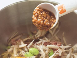 肉だねにもしょうゆ麹。中までしっかり味が入り、ふっくらする。