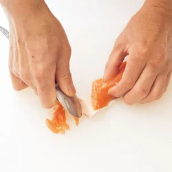 ハラスの身はスプーンでこそぐようにすると、皮を残して身だけを取ることができる。