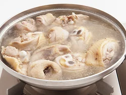火加減はとり肉がかすかに動くくらい、煮立たせないのが目安。