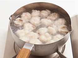 新鮮なモツなら、下ゆではうまみを逃さないように長時間でなくてOK。