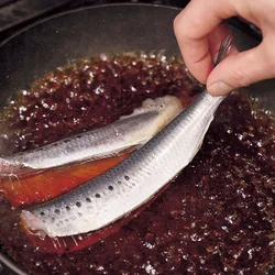 煮汁を沸かしたところに、いわしを入れる