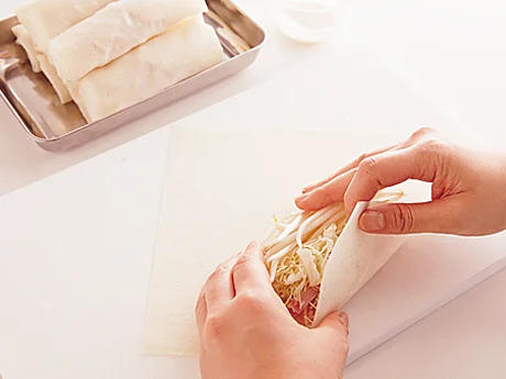 具材を手で押さえながらきつめに巻くと、くずれずにしっかり巻き込める
