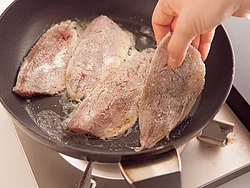 あじは皮目から焼くと水が出にくく、カリッとこうばしく焼ける