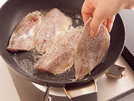 あじは皮目から焼くと水が出にくく、カリッとこうばしく焼ける