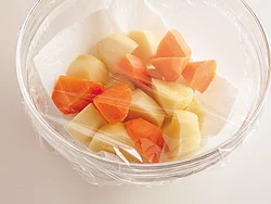 加熱中にじゃがいもとにんじんから出る水分をペーパータオルが吸い込むので、べちゃっとしない