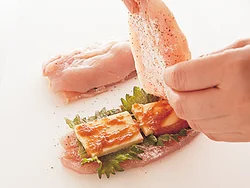 梅肉をぬることで、ささ身がしっかりくっついてはがれにくくなる