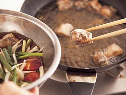 さばは揚げたそばから漬けだれに入れると、味がしみこんでおいしくなる
