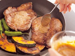 ソースは肉にからめずにぬることで、温まるうえに、肉の端のカリカリ感も楽しめる