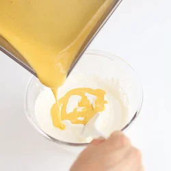 生クリームに冷やした卵液を加え、泡が潰れないようさっくりと混ぜる。
