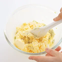枝豆の色をマーブル状に出すため、混ぜ過ぎないようにする。