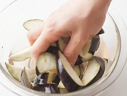 なすは塩水に漬けて軽くもむと、まんべんなく浸透してアクが抜け、食感もよくなる。